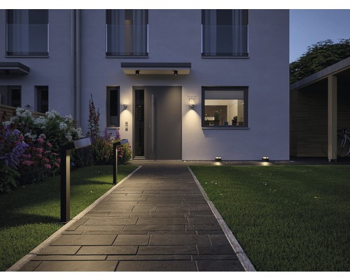 Beleuchteter Gartenweg zu einem modernen Haus mit Aussenbeleuchtung