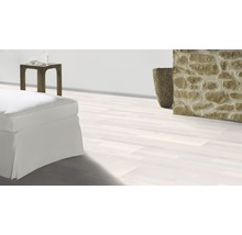 Heller Raum mit Fußhocker, Tisch und Holzboden