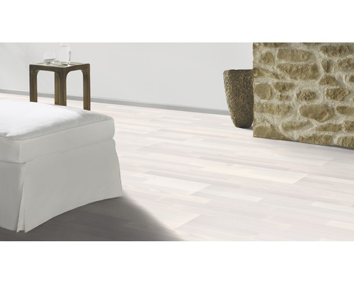 Pièce lumineuse avec tabouret, table et plancher en bois