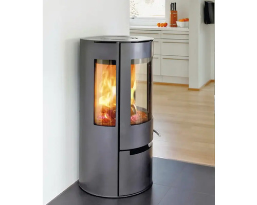 Poêle à bois avec bois de chauffage dans le salon