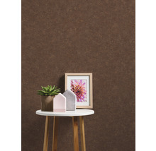 Scène décorative avec plante, maisons décoratives et cadre photo sur une table d''appoint devant un mur