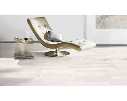 Pièce lumineuse avec plancher en bois, chaise longue et table d''appoint