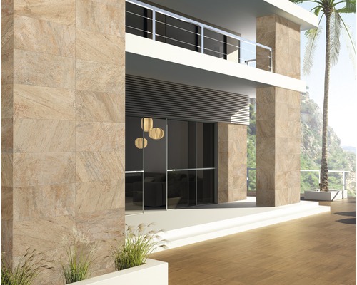 Außenansicht eines Gebäudes mit Fassadenverkleidung und Bodenfliesen in Steinoptik.