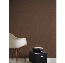 Papier peint en liège marron avec chaise et boîtes de rangement