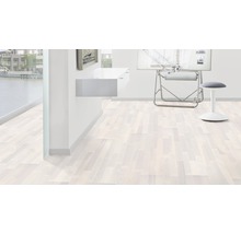 Heller Raum mit hellem Holzboden, Schreibtisch und Hocker