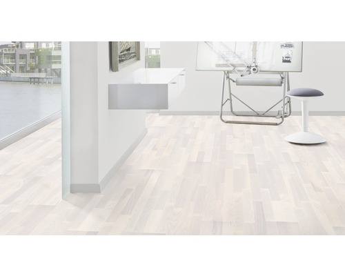 Pièce lumineuse avec plancher en bois clair, bureau et tabouret