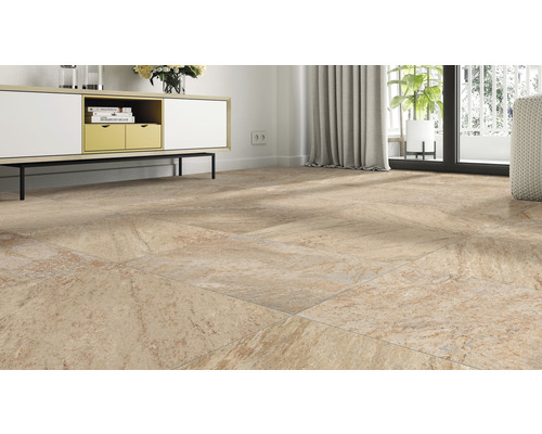 Heller Wohnraum mit Bodenfliesen in Steinoptik, Möbeln und Fenster