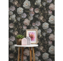 Papier peint décoratif à motifs floraux derrière une table avec une plante en pot et un cadre photo