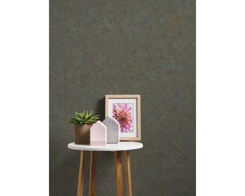 Dekorative Tapete mit unregelmäßiger Struktur als Hintergrund für Tischdekoration