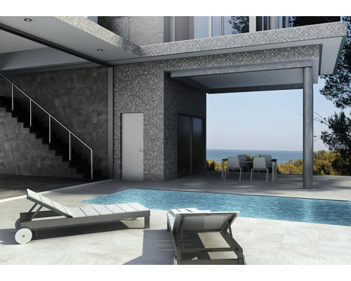 Modernes Haus mit Pool, Treppe, Liegestühlen und Essbereich im Freien.