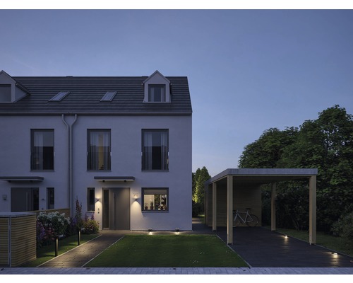 Maison mitoyenne avec abri de voiture et jardin au crépuscule