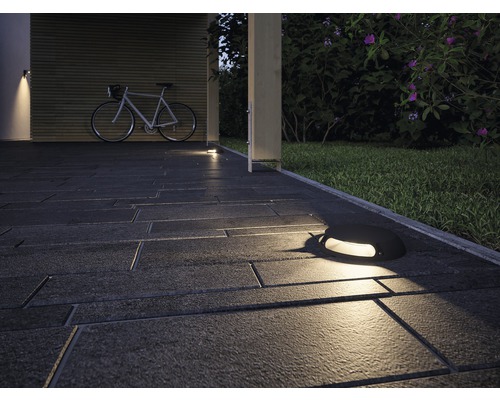 Espace extérieur avec spots de sol et vélo