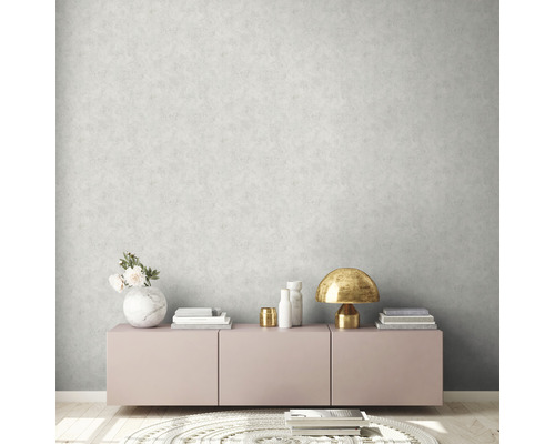 Wohnzimmer mit gemusterter Tapete, Kommode und dekorativen Elementen für eine stilvolle Inneneinrichtung.