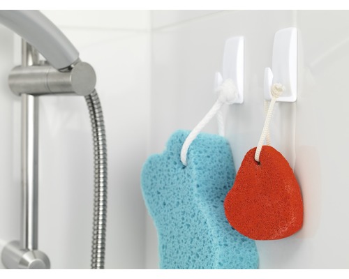 Badezimmer Szene mit Brause, Badeschwamm und Bimsstein an Haken