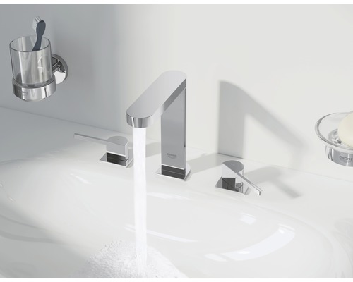 Robinet, gobelet à brosse à dents et porte-savon dans la salle de bain