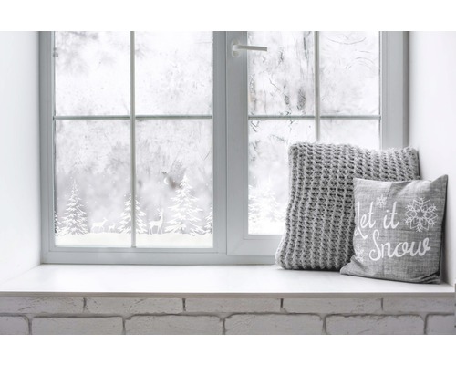 Winterliche Fensterdekoration mit Kissen und Fensterfolie