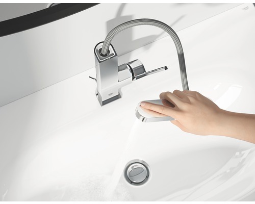 Waschbeckenarmatur mit flexibler Brause und Hand betätigt im Waschbecken