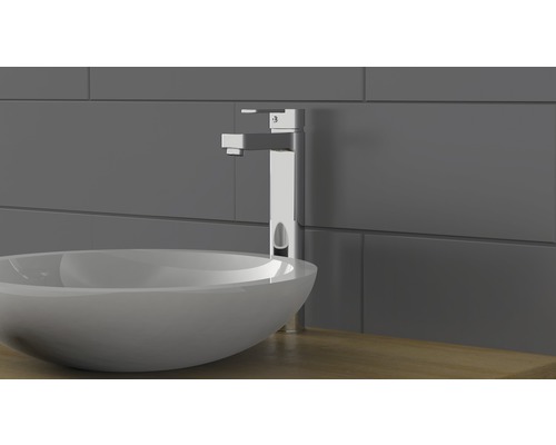 Waschtisch mit Armatur vor einer Wand