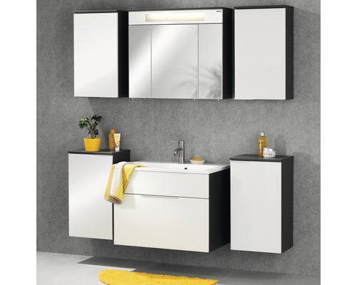 Badezimmer mit Waschtisch, Spiegelschrank und Hängeschränken