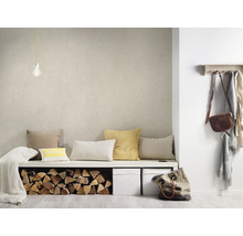 Espace de vie avec banc, coussins, pile de bois et décoration