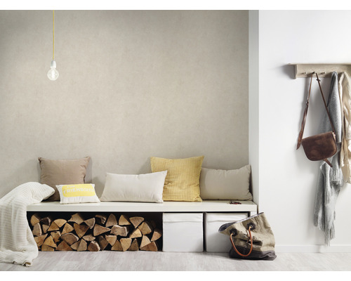 Wohnraum mit Bank, Kissen, Holzstapel und Dekoration