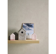 Décoration sur une étagère en bois avec des maisons et une photo sur un presse-papier