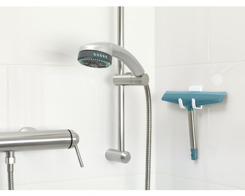 Badezimmerarmatur mit Duschkopf und Duschabzieher an der Wand.