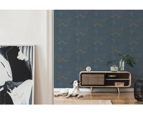 Salon avec papier peint à motifs, buffet et chien