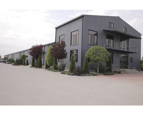 Gebäude mit Fenstern und Bäumen