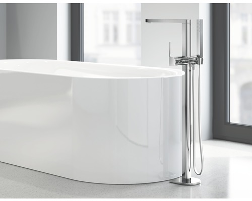 Baignoire îlot avec robinetterie îlot devant une fenêtre