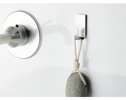 Duscharmatur und Haken mit Bimsstein