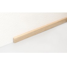 Holzfußleiste an einer weißen Wand