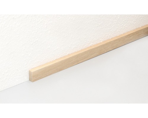 Plinthe en bois contre un mur blanc