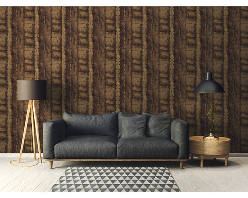 Dekorative Wandgestaltung mit einer Tapete in Holzoptik in einem Wohnzimmer mit Sofa, Lampe und Tisch.