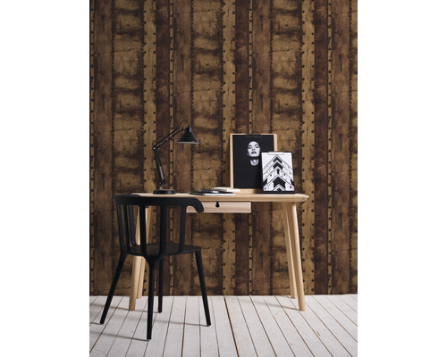 Arbeitszimmer mit Schreibtisch, Stuhl und Tapete im Industrie Design