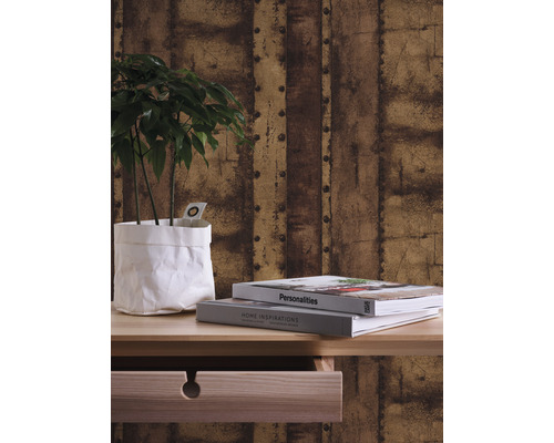 Dekorative Wand mit Mustertapete, Pflanze, Büchern und Kommode