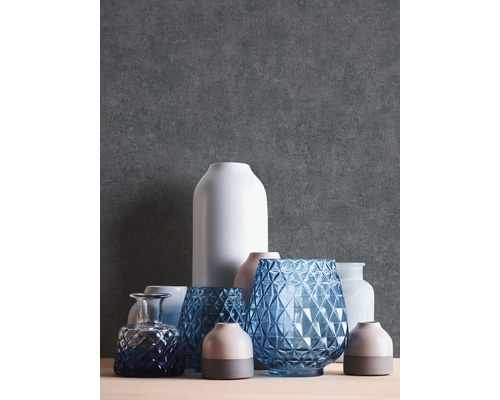 Arrangement verschiedener Vasen auf einem Tisch.