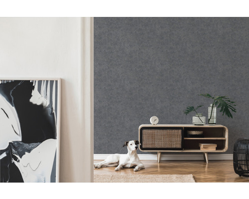 Graue Vliestapete an einer Wohnzimmerwand