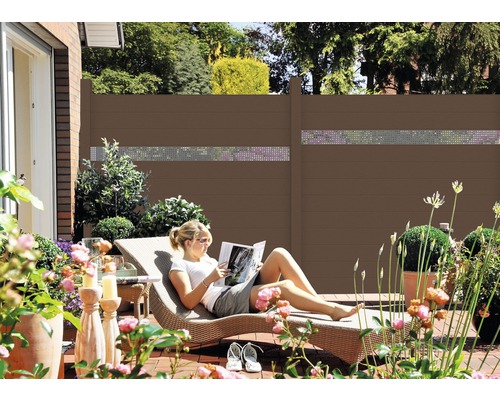 Terrasse avec pare-vue et femme se relaxant sur une chaise longue