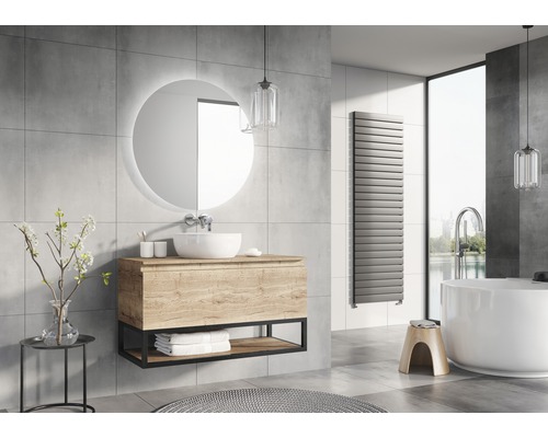 Salle de bain moderne avec meuble-lavabo, miroir avec éclairage, radiateur et baignoire.