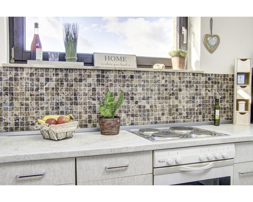 Scène de cuisine avec carreaux de mosaïque, corbeille de fruits et cuisinière électrique