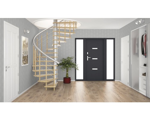 Couloir lumineux avec escalier en colimaçon, portes et armoire
