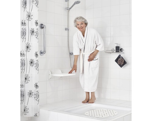 Salle de bains avec tabouret de douche, barre d''appui, rideau de douche et pommeau de douche pour une expérience de douche sans obstacle
