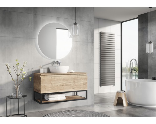 Salle de bain moderne avec lavabo, miroir, baignoire et radiateur