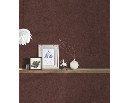 Dekorative Wandgestaltung mit gemusterter Tapete im Wohnzimmer