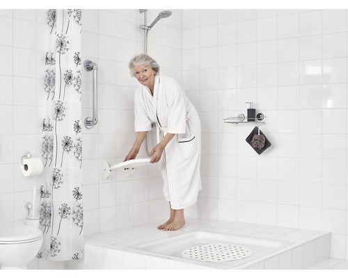 Salle de bain avec douche, rideau de douche, poignée et siège de douche pour plus de sécurité