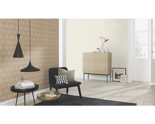 Espace de vie avec papier peint à motifs marron, coin salon, commode et suspensions