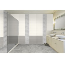 Modernes Badezimmer mit Dusche, Waschbecken und Fliesen