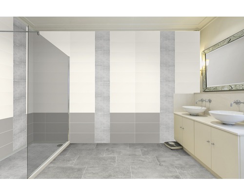 Modernes Badezimmer mit Dusche, Waschbecken und Fliesen
