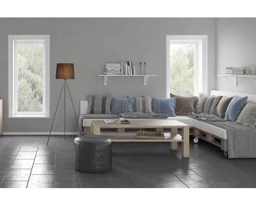 Wohnzimmer mit Fenster, Bodenfliesen, Stehlampe und Sofa aus Paletten